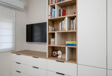 ארון קיר פתיחה מעוצב לחדר שינה עם כוורת ייעודית לספרים