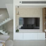 קיר כוח מעוצב לסלון עם נגרות סגורה בצבע לבן